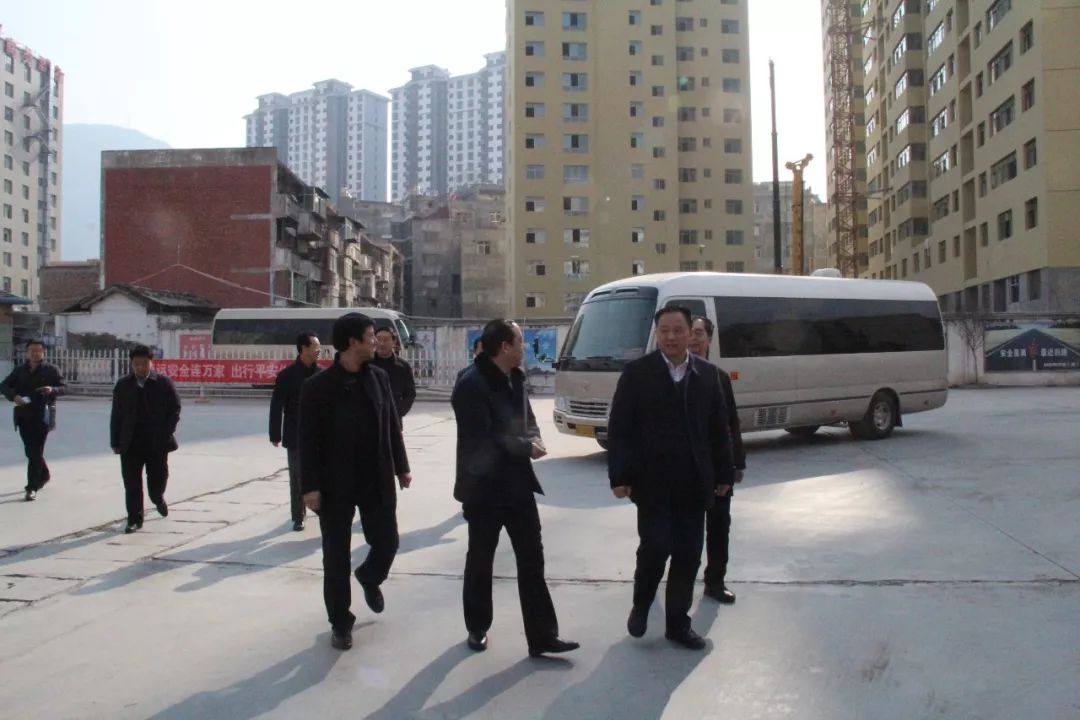 隴南市委常委、常務(wù)副市長張慶宏、副市長徐世林、市人大副主任陳榮等一行深入隴運集團(tuán)公司武都汽車站開展春節(jié)前走訪慰問活動