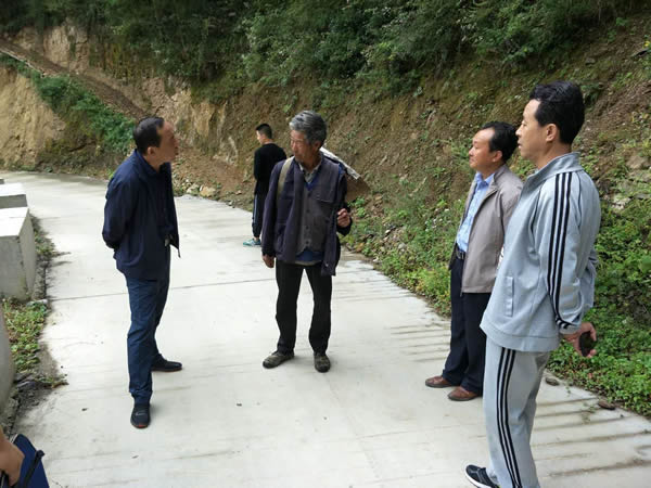 隴運(yùn)集團(tuán)公司黨委書記、董事長(zhǎng)李寅祥同志深入琵琶鎮(zhèn)寧強(qiáng)村開展幫扶工作