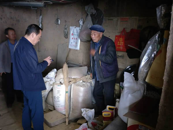 隴運(yùn)集團(tuán)公司黨委書記、董事長(zhǎng)李寅祥同志深入琵琶鎮(zhèn)寧強(qiáng)村開展幫扶工作