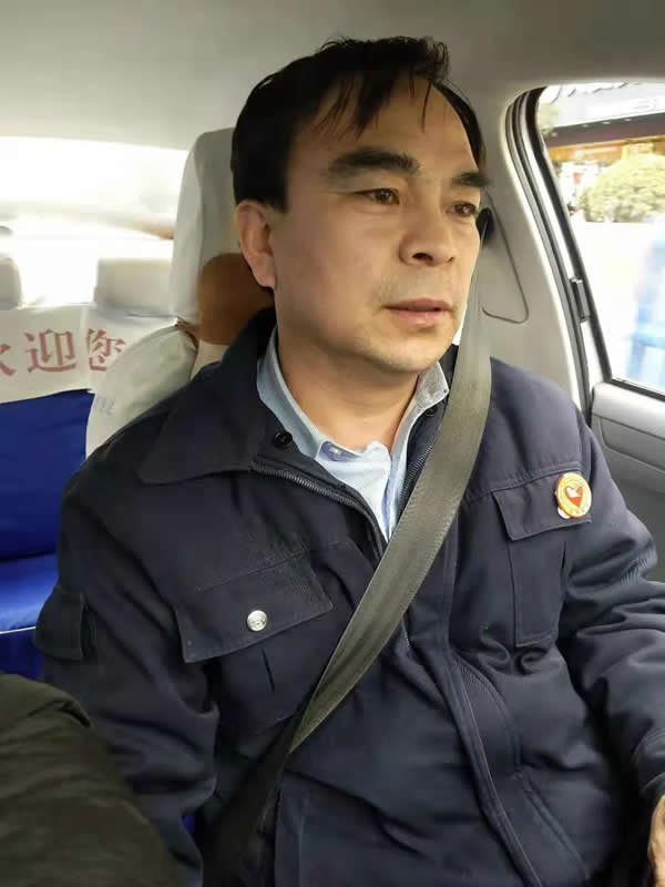 【拾金不昧】為隴運(yùn)集團(tuán)潤(rùn)祥出租車(chē)公司駕駛員“王劉德”點(diǎn)贊！！