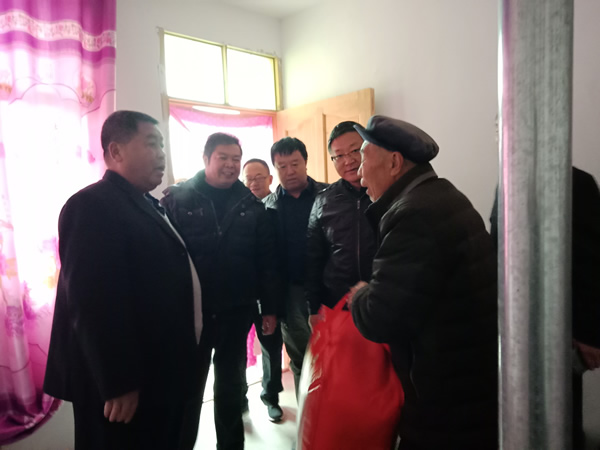 隴運(yùn)集團(tuán)公司開展“解難題、辦實(shí)事、送溫暖”主題黨日活動(dòng)