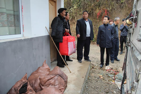 隴運(yùn)集團(tuán)公司開展“解難題、辦實(shí)事、送溫暖”主題黨日活動(dòng)